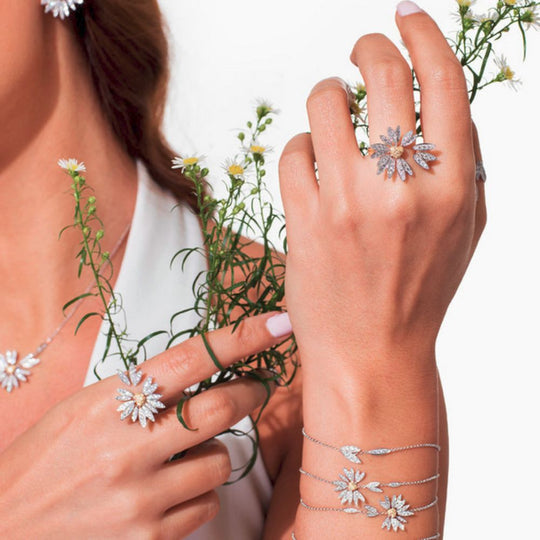 A model showing  the Samra Love Me Love Me Not Medium Ring on her finger