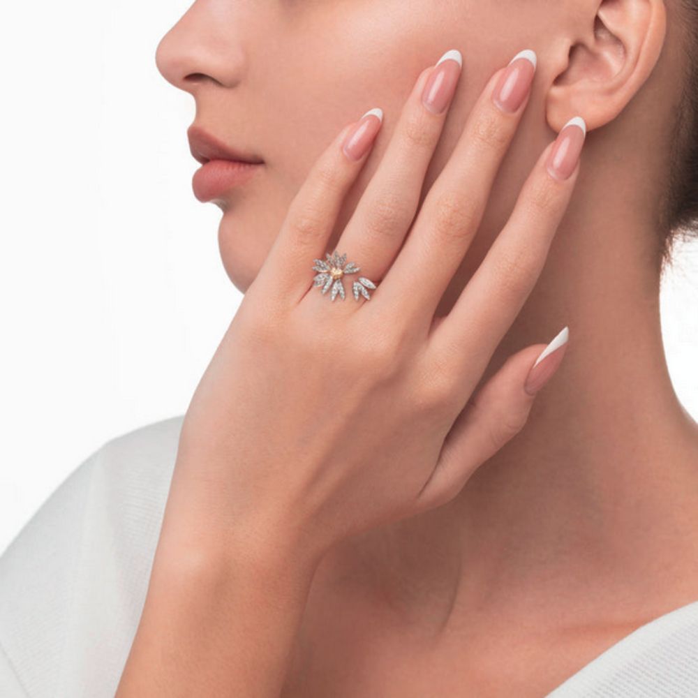 A model showing the Samra Love Me Love Me Not Small Ring on her finger