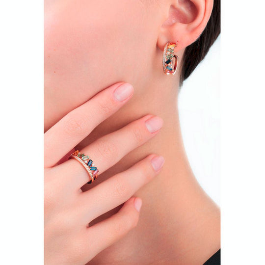 A model showing Samra Noor Rose Gold Diamond Sapphire Ring on her finger