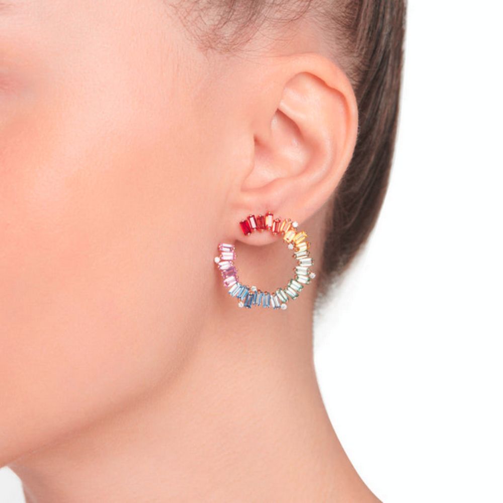 A model showing Samra Noor Rose Gold Sapphire Earring on her ear