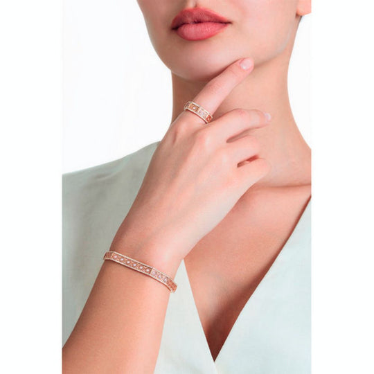 A model showing Samra Oud Turath Diamond Bangle on her wrist