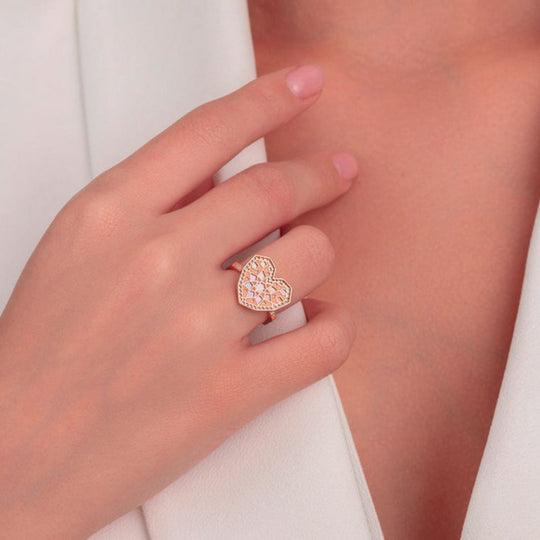 A model showing Samra Qalb Turath Small Ring