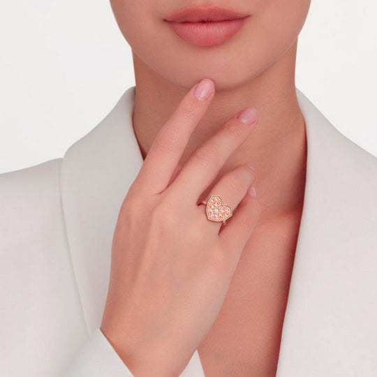 A model showing Samra Qalb Turath Small Ring