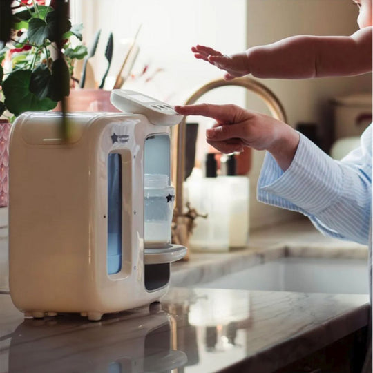 Tommee Tippee Ultimate Formula Feeding Kit: Black Steriliser, Prep Machine, Anti-Colic & Natural Bottles, Soothers