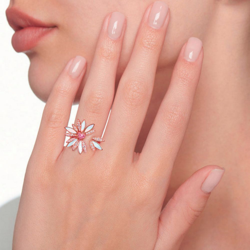 A lady model showing the Samra Love Me Love Me Not Rose Gold Small Ring on her finger
