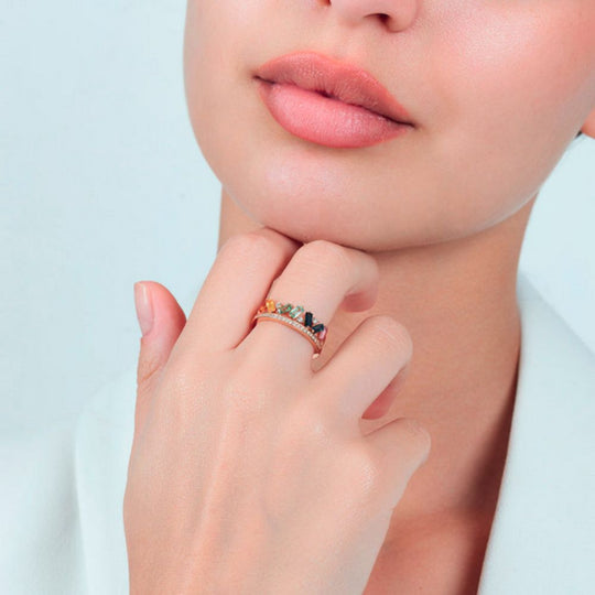 A  model showing Samra Noor Rose Gold Diamond Sapphire Ring on her finger