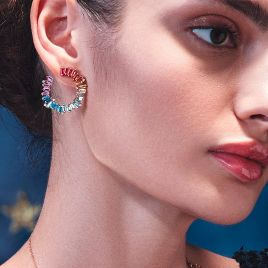 A model showing Samra Noor Rose Gold Sapphire Earring on her ear
